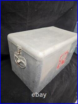 VINTAGE 1960s 7 UP BUBBLES SODA METAL ICE COOLER CHEST with DRAIN CRONSTROMS 22X13