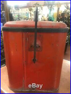 VINTAGE RED ESKIMO METAL GALVANIZED BEER COOLER ICE CHEST With PLUG