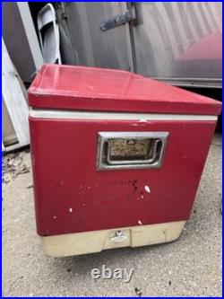 Vintage 1970s Metal Coleman Red/White Ice Chest Cooler Size 27.5 x 16 x 15 in