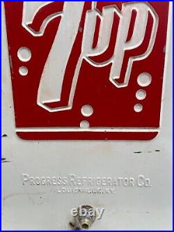 Vintage 7-UP COOLER 1950's Metal Ice Chest Lift Out Center Tray Handle Locks Lid