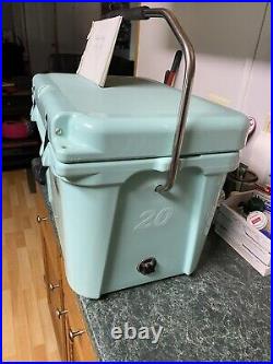 YETI Roadie 20 Cooler Seafoam Green